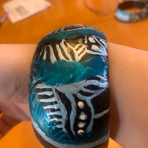 One of a kind hand painted chunky wooden bracelet - Picture 8 of 8